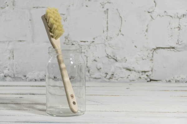 Looduslike harjastega nõudepesu hari. Tarbeesemed, mis elavad täisrini: loodud naturaalsetest materjalidest, pika elueaga ja komposteeritavad.