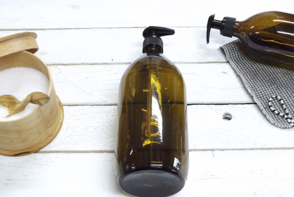 Liitrine apteegi klaasist pumbaga pudel.