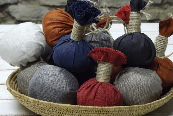 Värvilisest linasest kangast nõudepesu nuustikud.